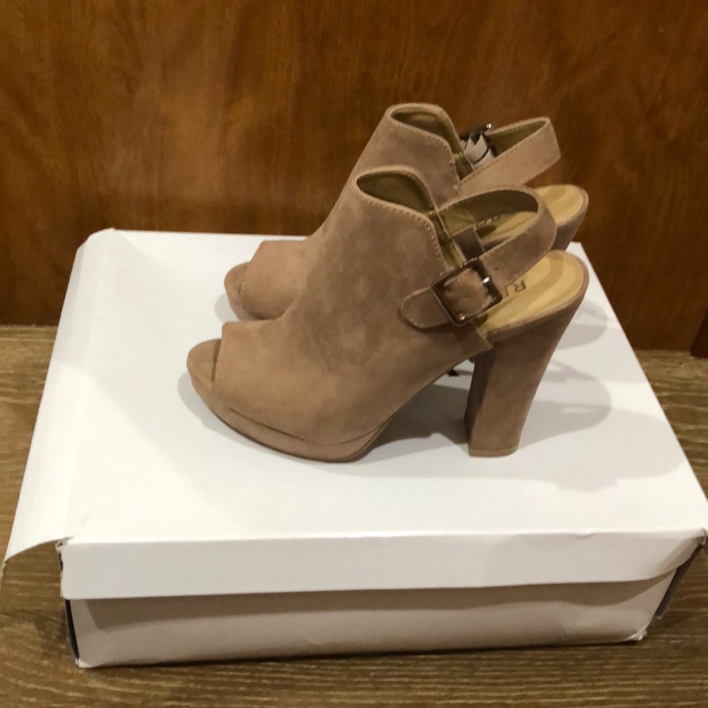 Report women’s heels